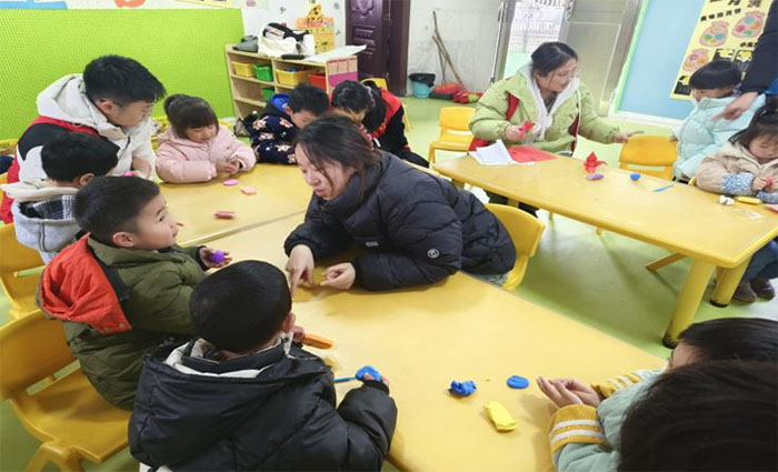 赣州夏潭村幼儿园迎来暖心公益活动，支教团成员与孩子