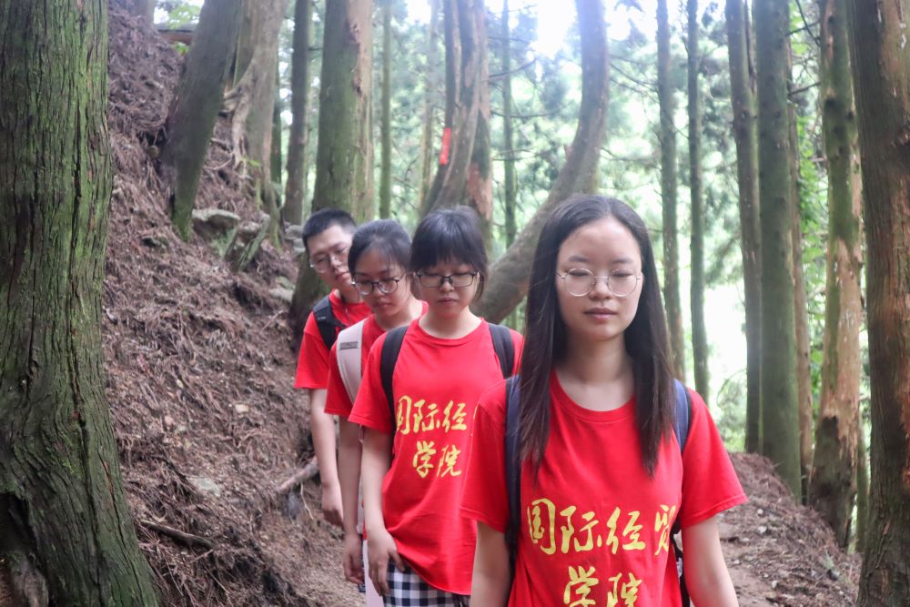 图为团队成员重走挑粮小道。中国青年网通讯员 陈晓婷 供图